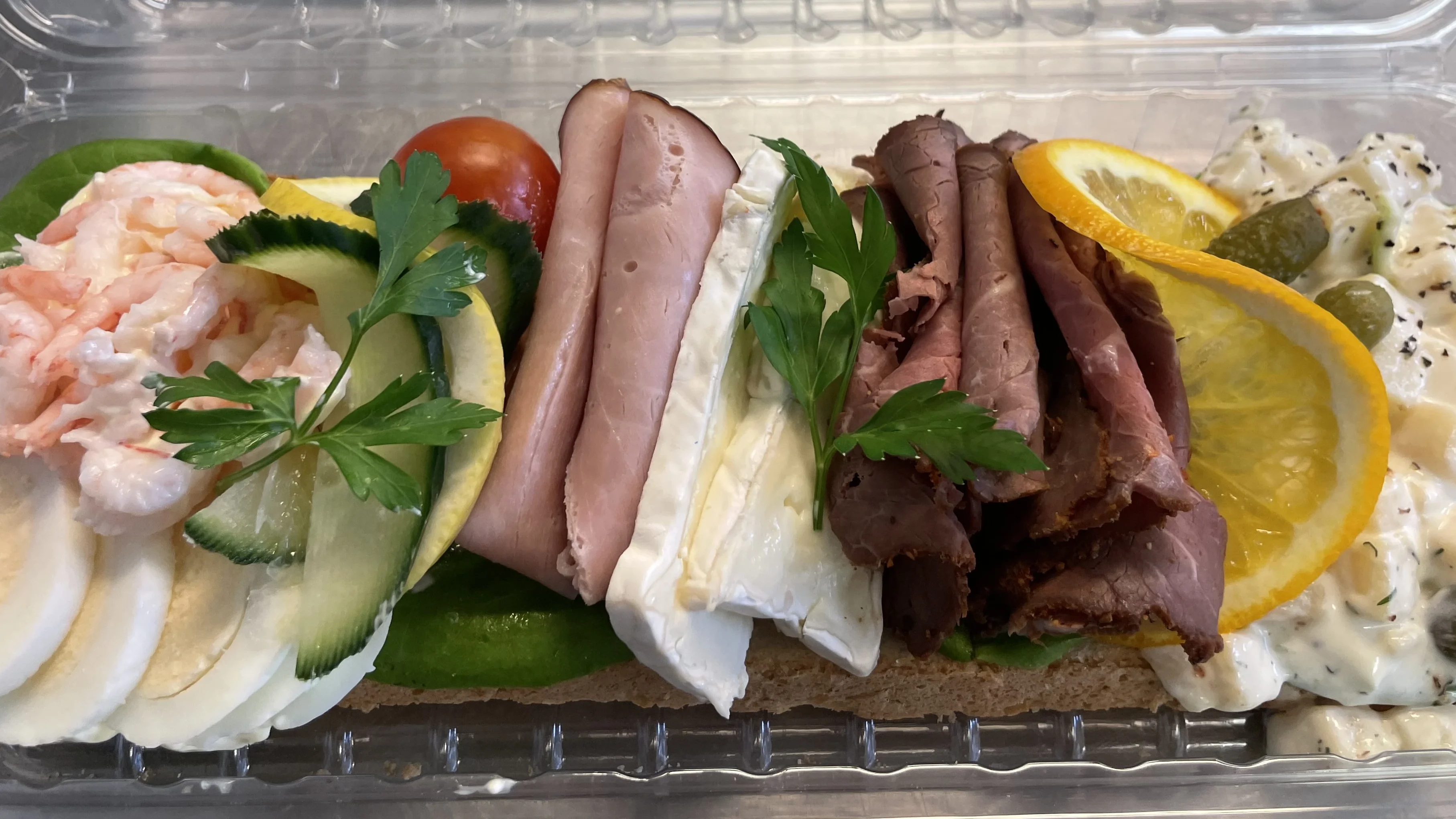 Landgång med potatissallad, rostbiff, brie, skinka, majo, ägg, räkor samt topping.