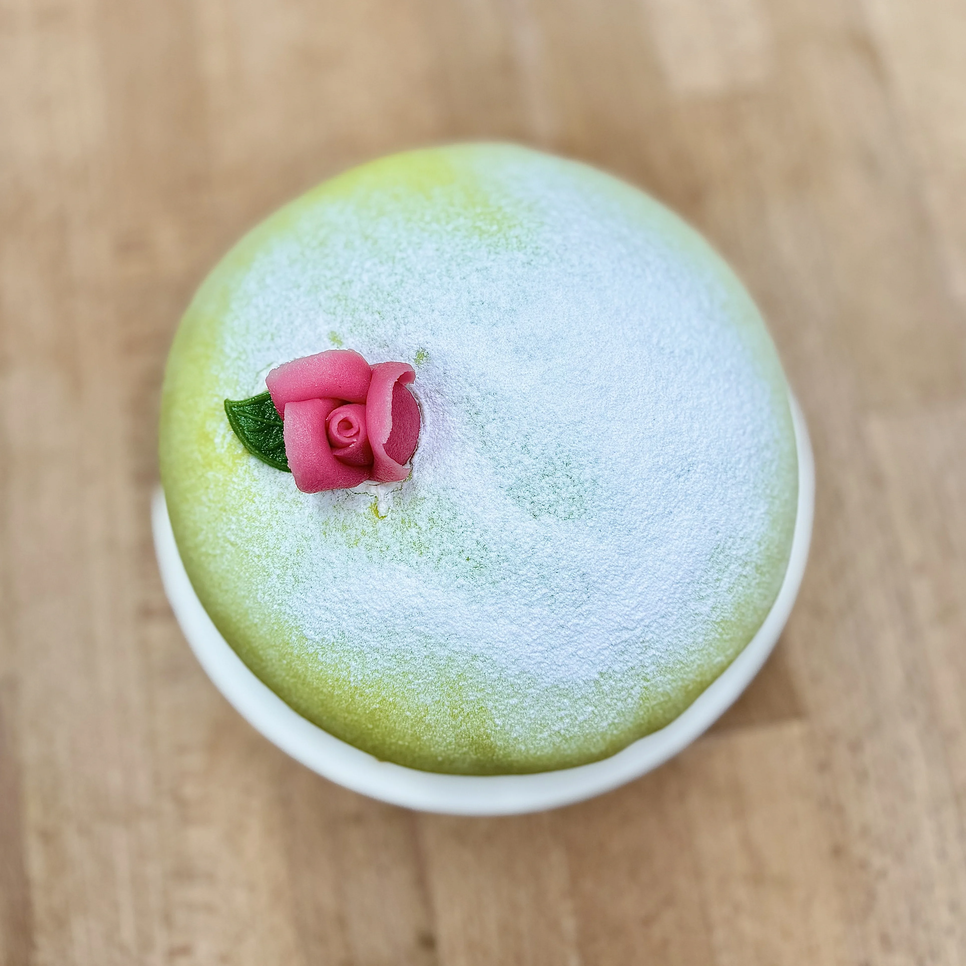 Grön prinsesstårta med rosa ros.