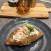 Nygräddad smörcroissant fylld med skagenröra, toppad med handskalade räkor, citron och dill.