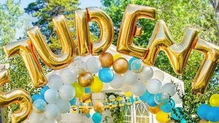 En bild på ett stort gäng med ett barnkalas