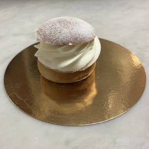 Semla med grädde, vaniljkräm och dekorationssocker