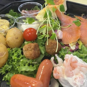 Blandad tallrik med allt du behöver för midsommar