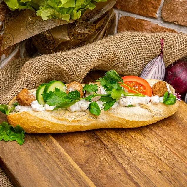 Baguette med köttbullar och potatissallad