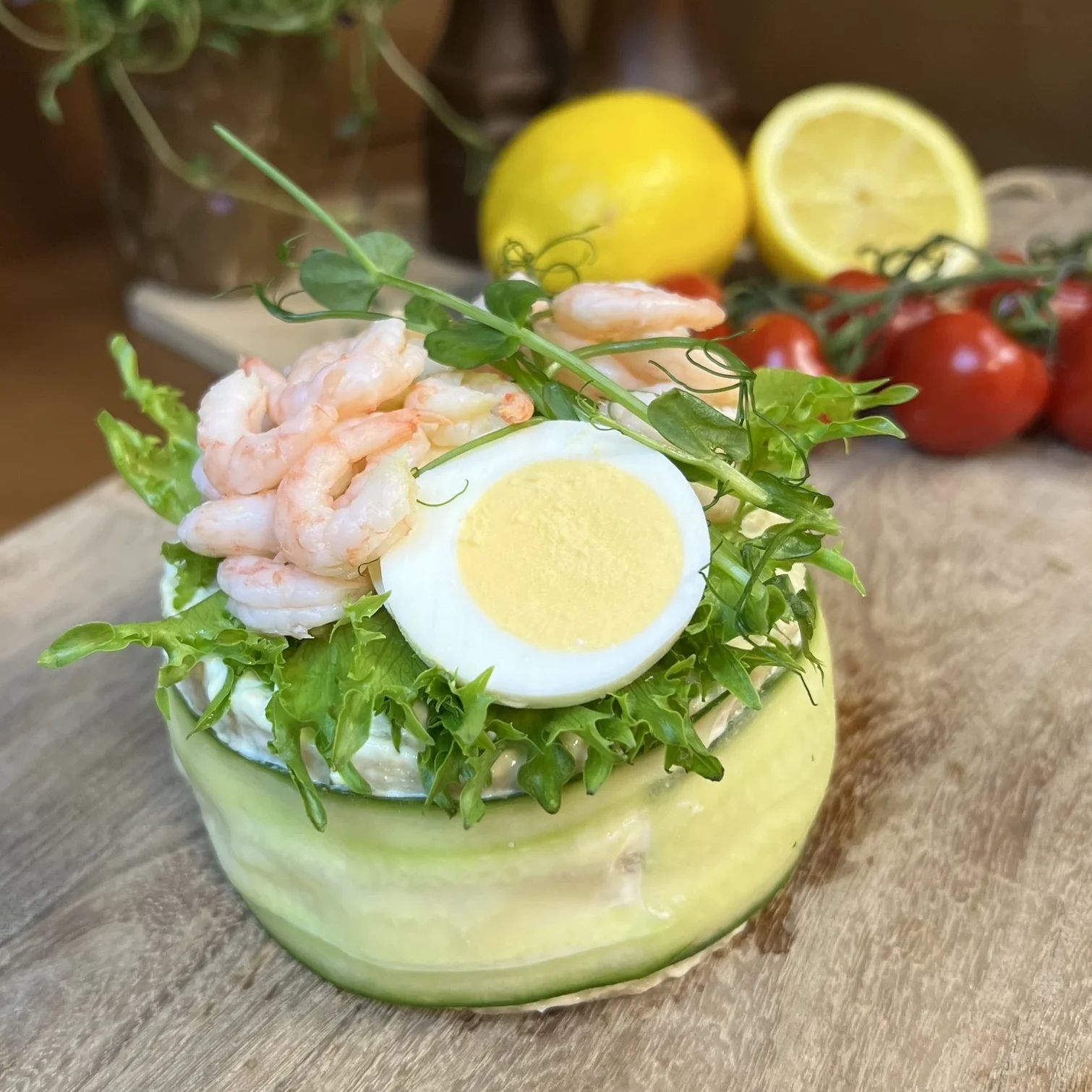 En fantastisk bakelse med två lager av kökets räksallad toppad med handskalade räkor, ägg och ärtskott.