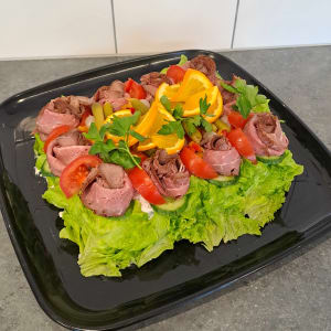 Smörgåstårta med rostbiff, apelsin, tomater och cornichoner