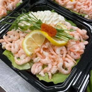 Stort ljust bröd m. ägg, majonnäs och räkor.