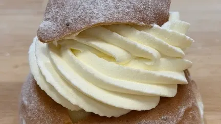 semla med vispgrädde och mandelmassa