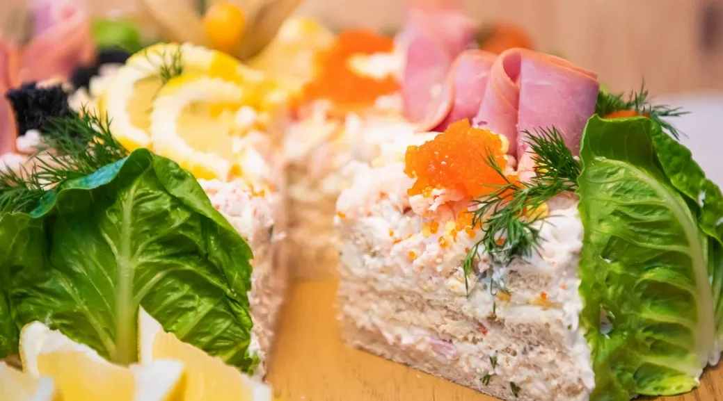 Smörgåstårta med skinka och sallad.