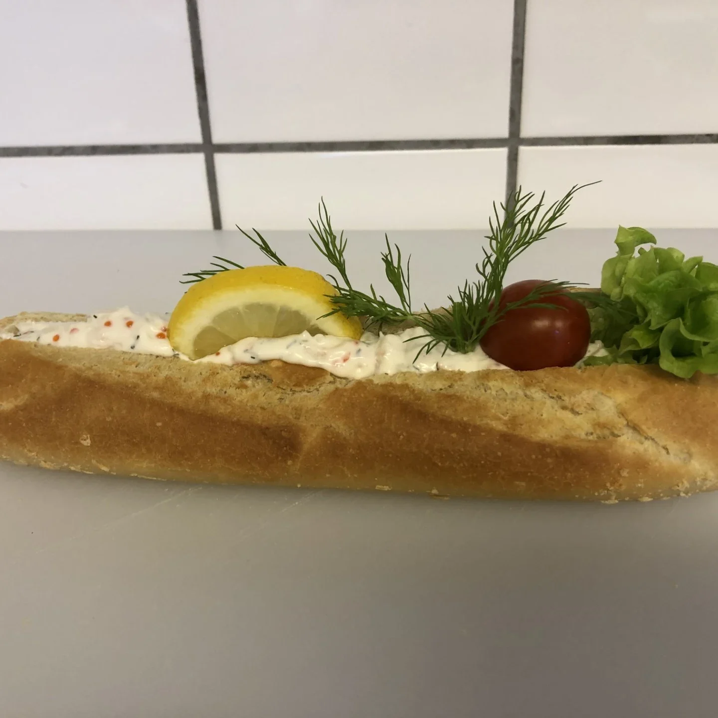 Baguette med skagenröra och grönsallad