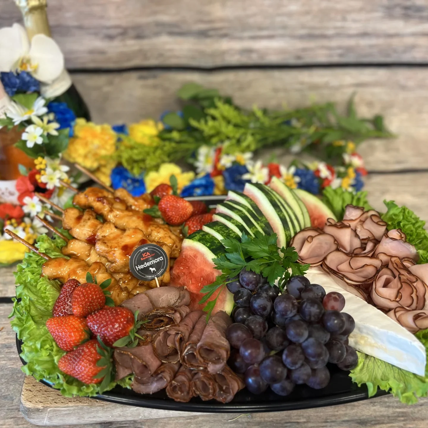 Tar du studenten? Examen? Skolavslutning? Är den här brickan helt rätt för dig, kycklingspett, rökt skinka, grillad rostbiff tillsammans med briost, vattenmelon, druvor och jordgubbar.