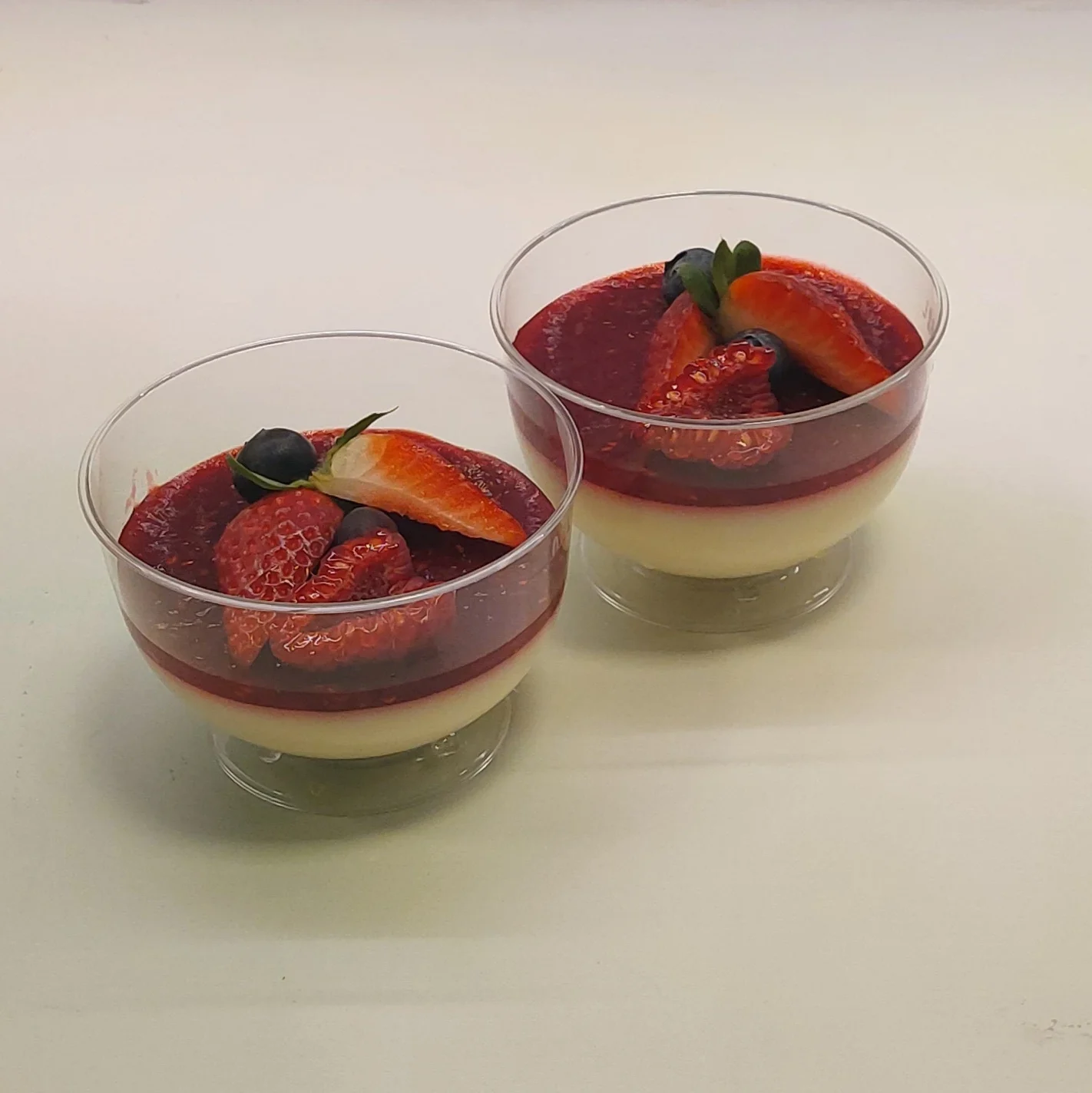 Vaniljpannacotta med hallonkompott