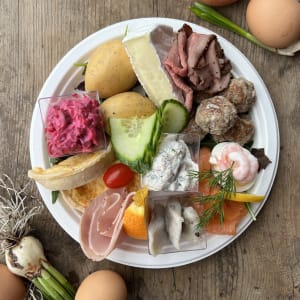 Påsktallrik med vanligaste rätterna.