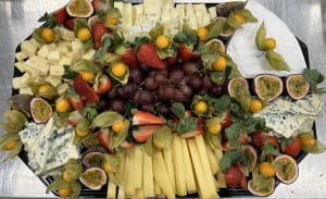 Fat med 5 sorters ostar och blandat frukt efter säsong