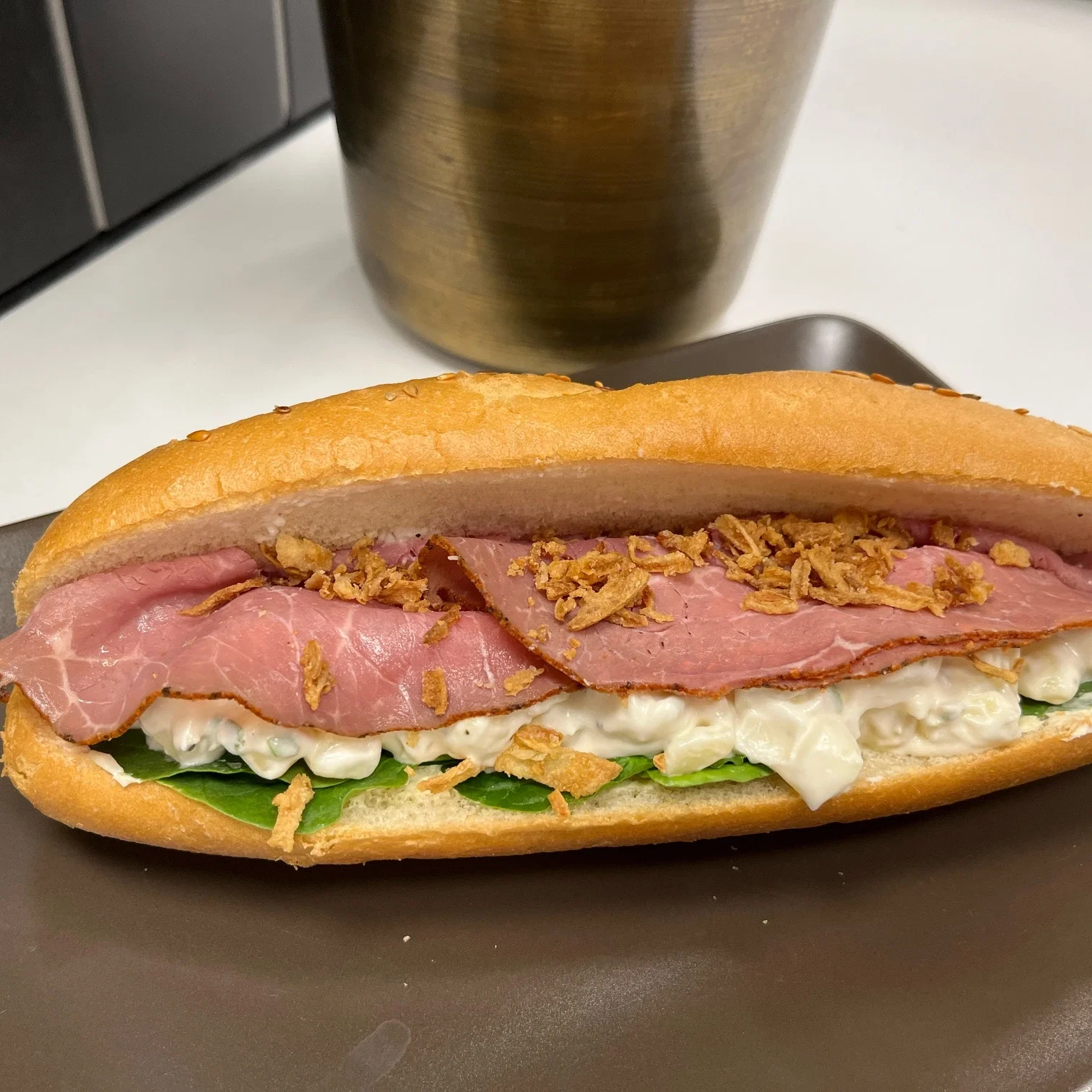 En sub med rostbiff och potatissallad