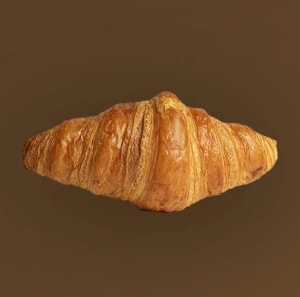 En croissant mot en brun bakgrund