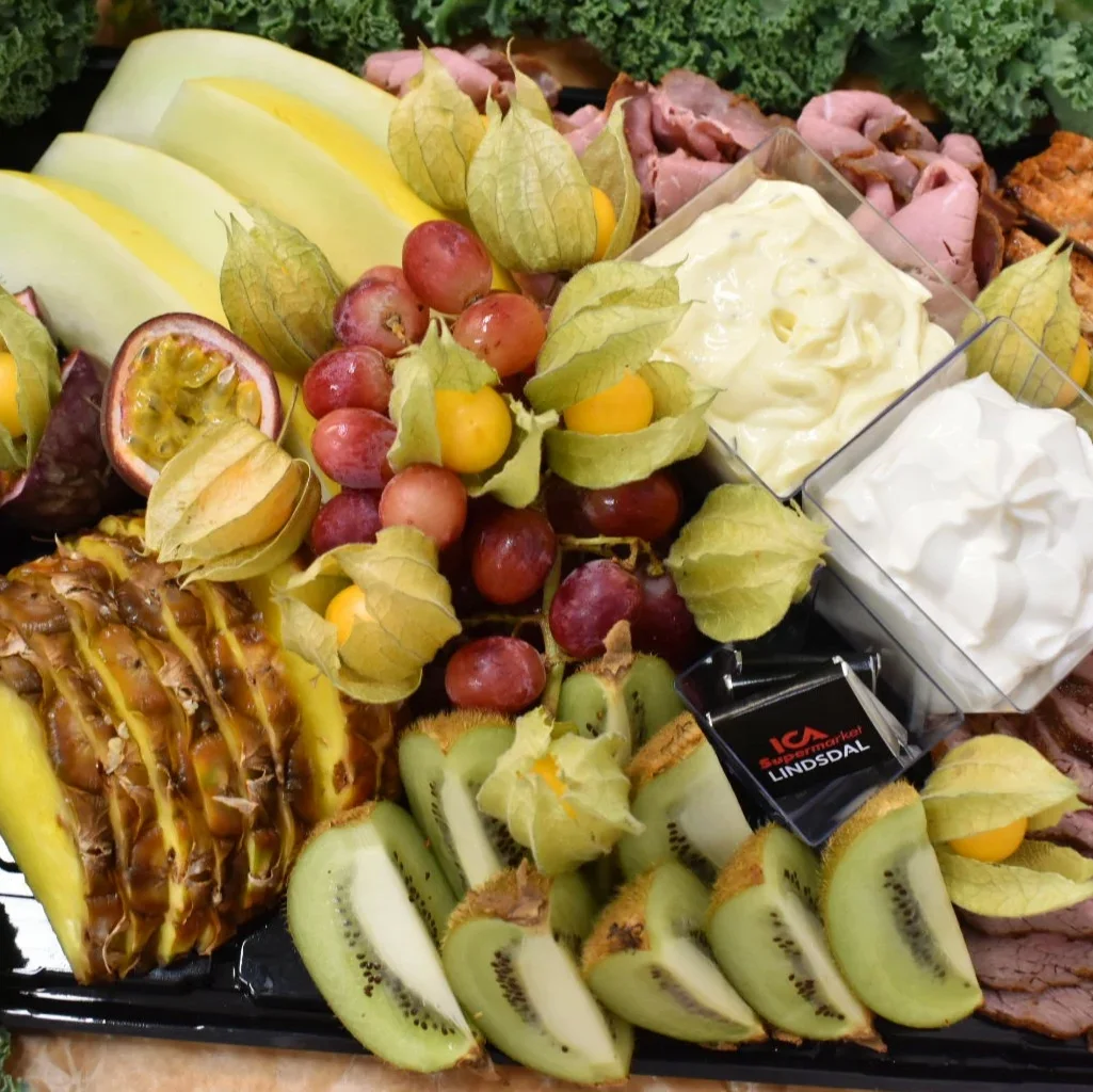Lyxplanka med oxfilé-fläskfilé-rostbiff, frukter, bröd, ost, aioli, bearnaisesås.