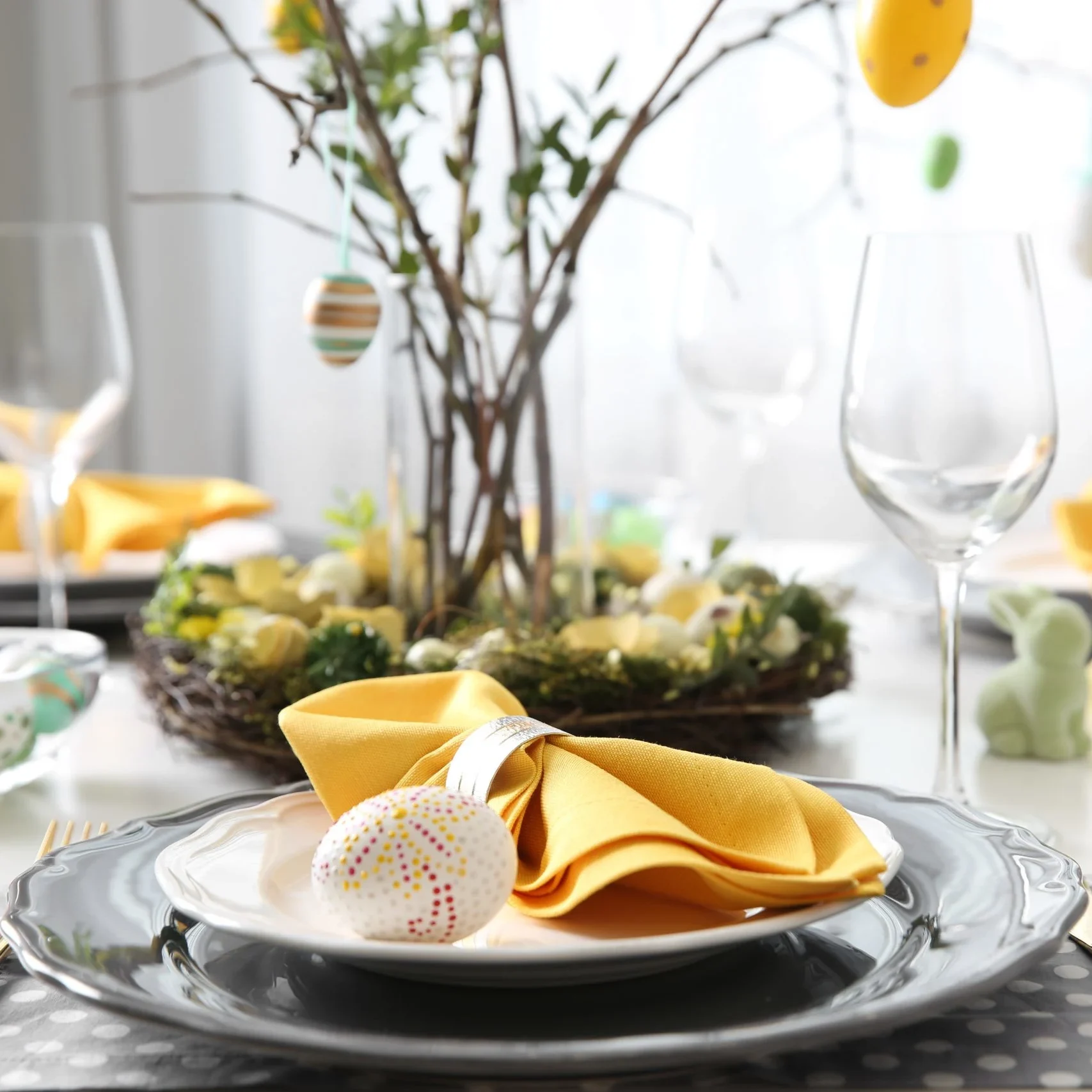 Påskdukning med påskris och ägg