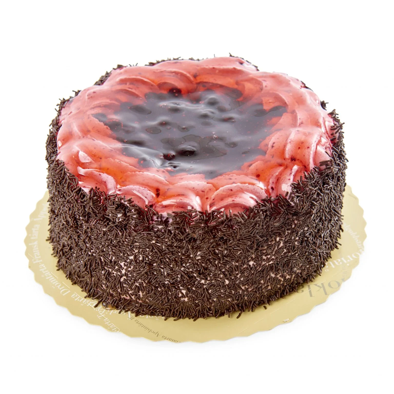 Sockerkaksbottnar varvas med blåbärssylt och grädde smaksatt med blåbärsarom. Dekoreras med blåbär och gele, sidorna täcks med chokladströssel.