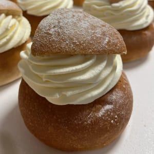 Semla med mandelmassa och laktosfri grädde