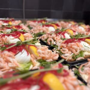 Landgång med räkor, ägg, picklad rödlök och citron.