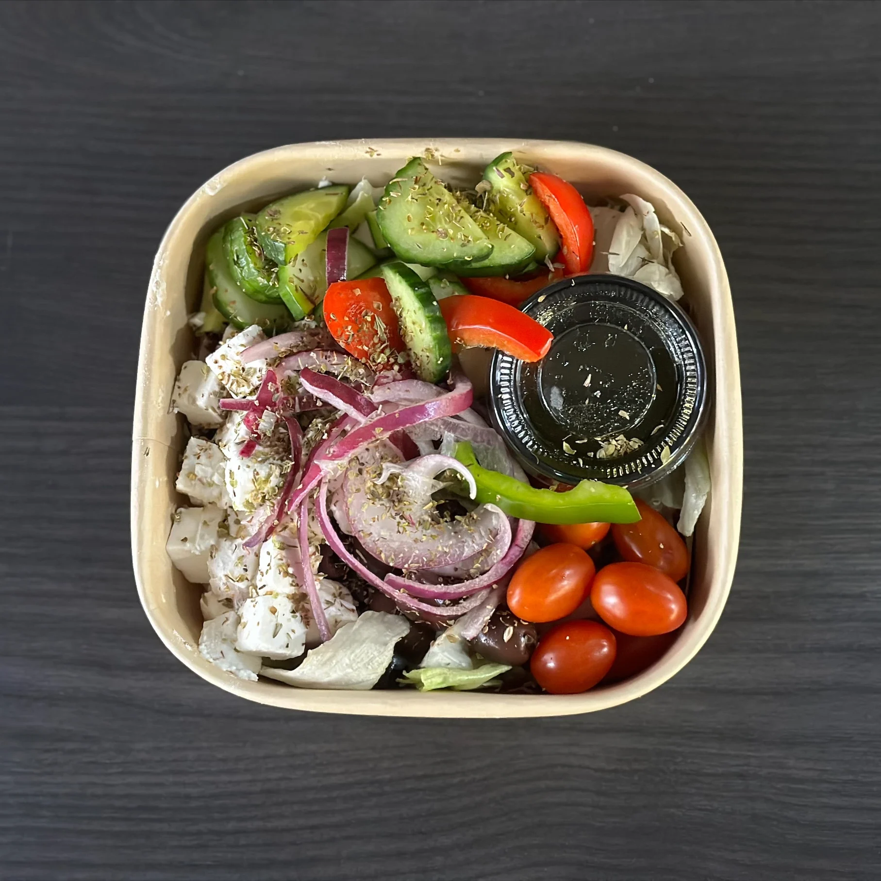 Fräsch sallad med Fetaost, kalamonoliver, gurkam paprika, rödlök & rödvinsvinagrette