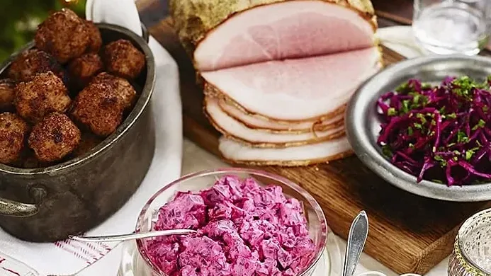 Julmat, köttbullar, julskinka och rödbetssallad.