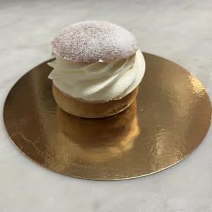 Semla med grädde, mandelmassa och dekorationssocker