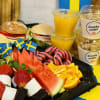 Studentfrukost med bl.a. apelsinjuice, yoghurt och browniespett