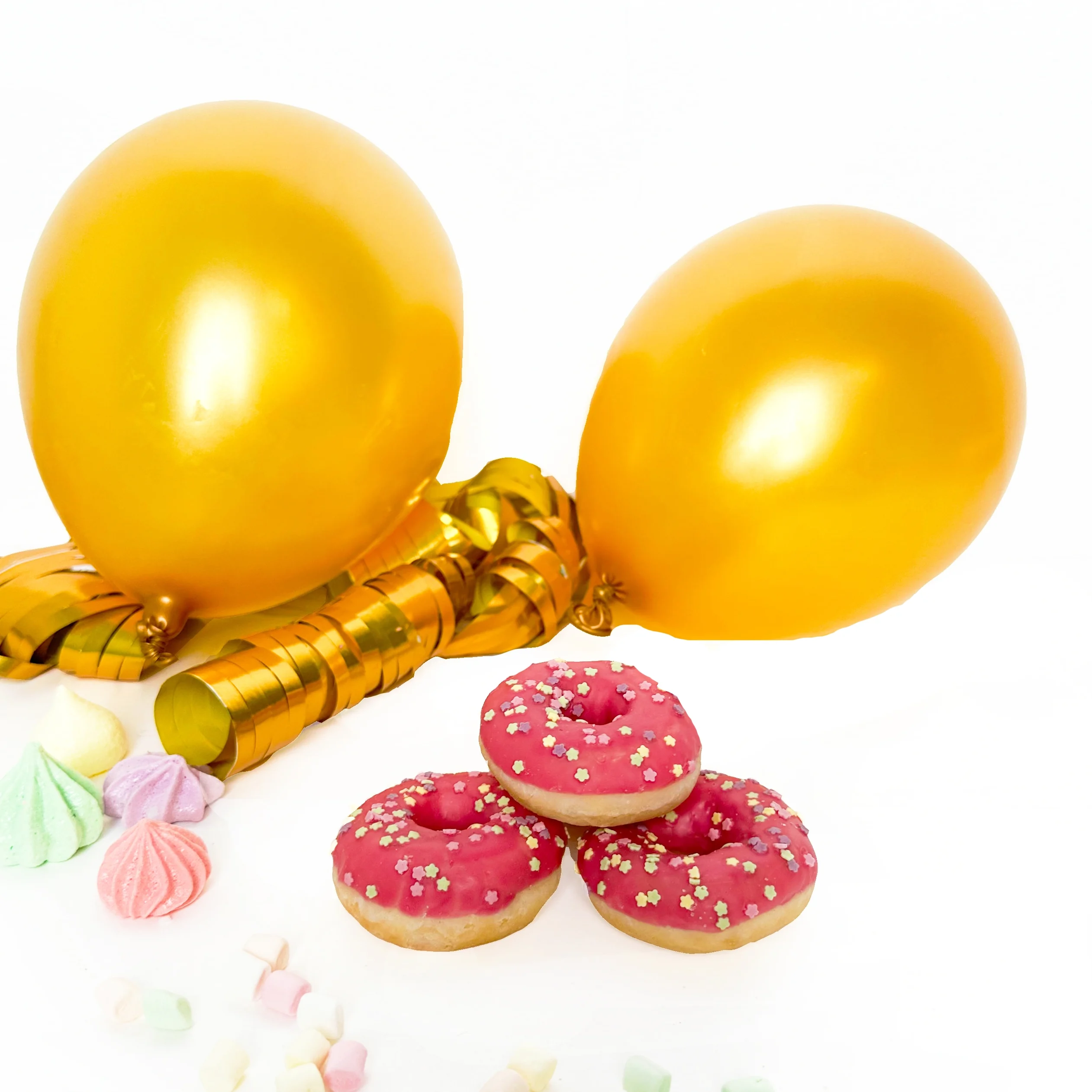 Minidonuts med rosa glasyr och färgat blomströssel