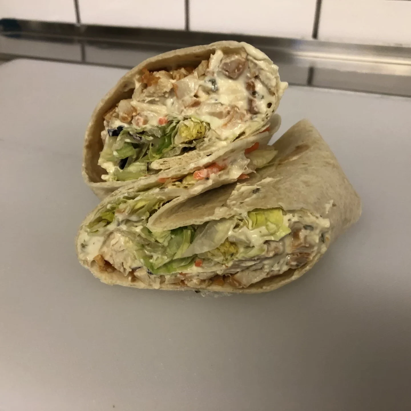 Wrap caesar med Kyckling, Bacon, grönsaker i tortillabröd och caesardressing.