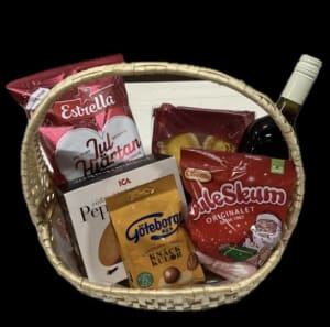 Liten korg fylld med julvaror till fikat