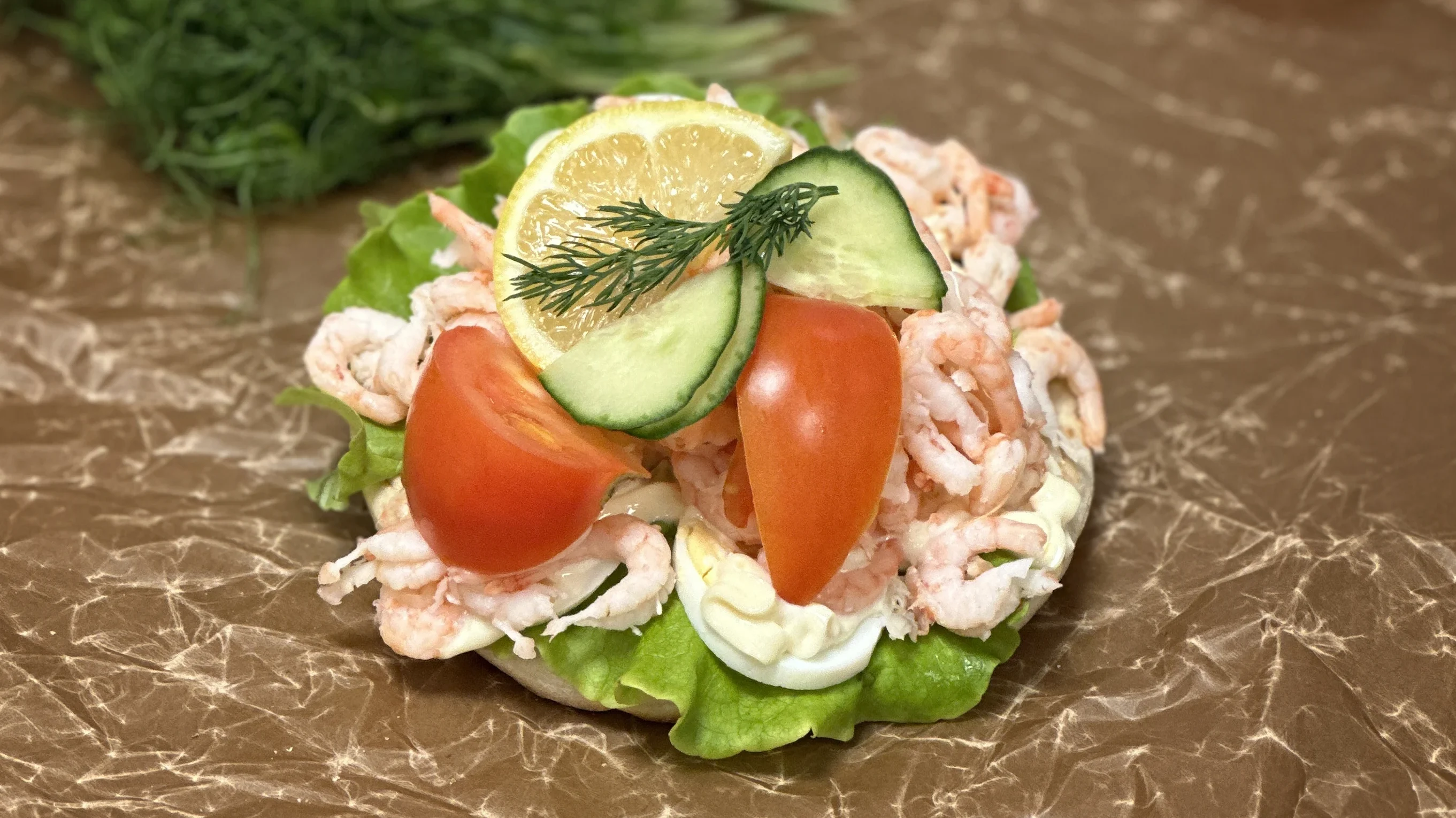 Räksmörgås med räkor, ägg, majonnäs och grönsaker.