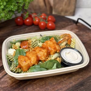 Pastasallad med kycklingspett