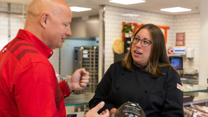 Lina och Pär i delikatessen med en samisk skinka