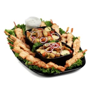 Ett fat med kycklingspett, potatissallad och tzatziki