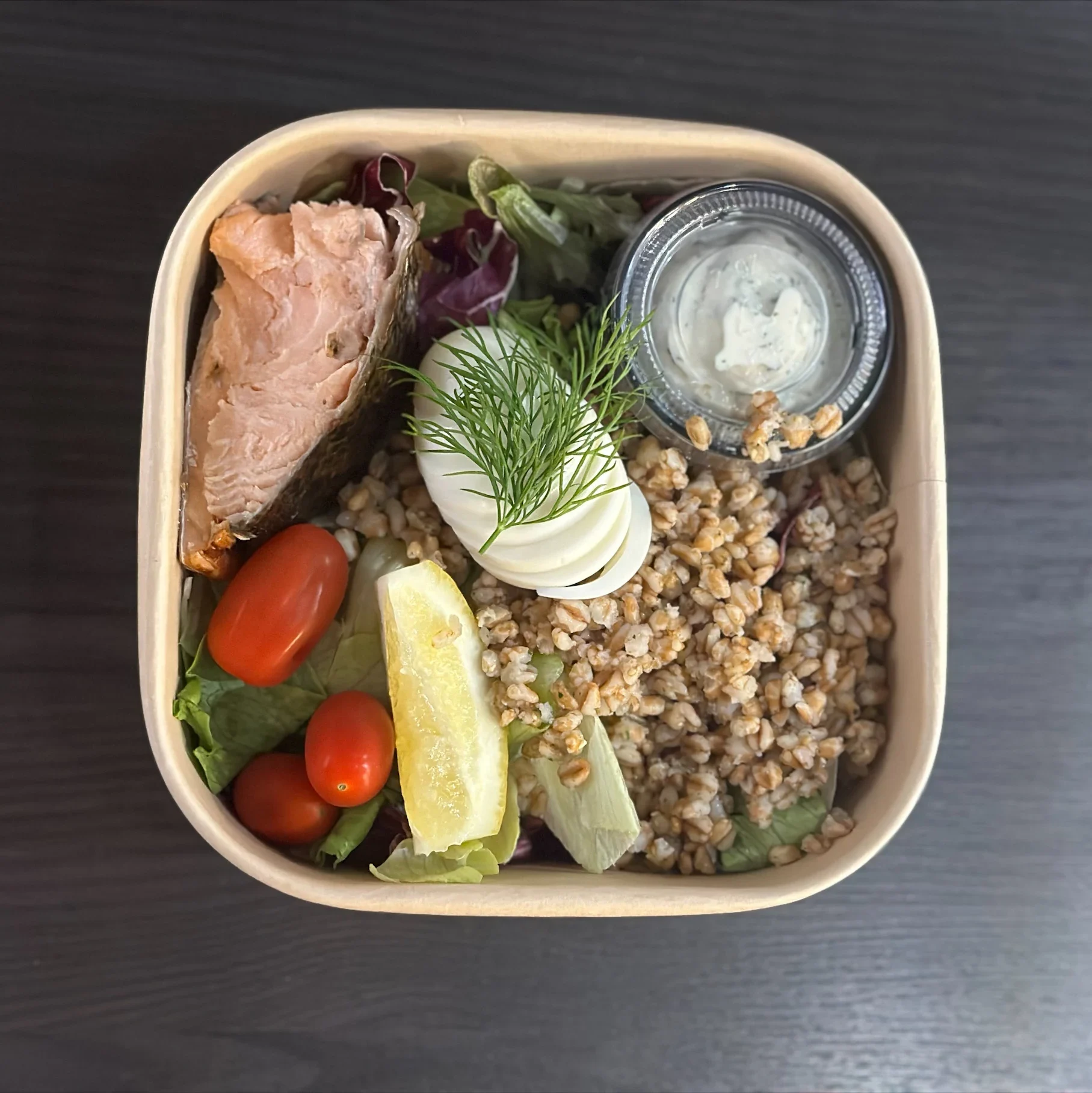 Rejäl sallad med Varmrökt lax, matvete, ägg & Örtdijonaise