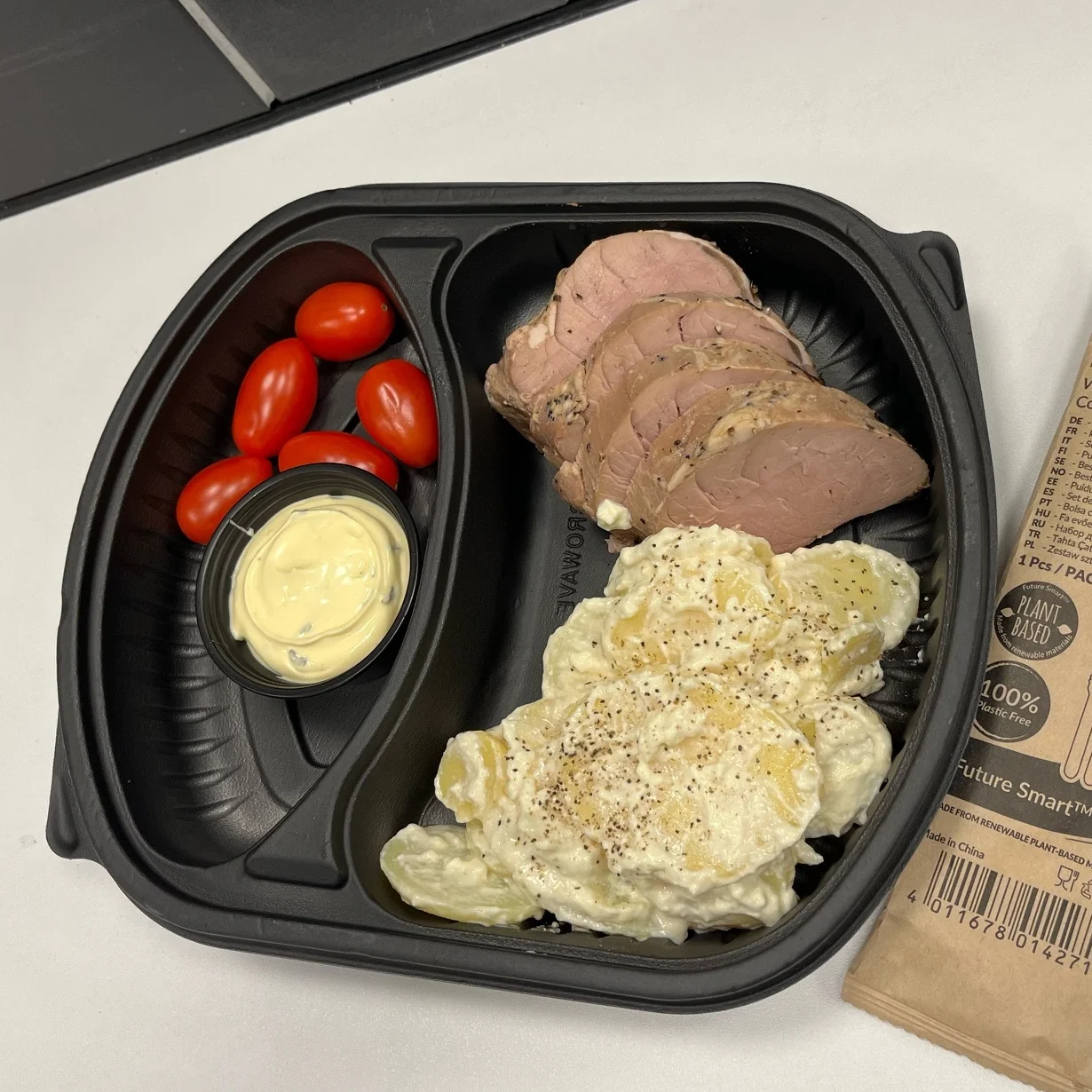 En mättande matlåda med fläskfile, potatisgratäng, bearnes sås och tomater. Färdig att värmas i mickron.