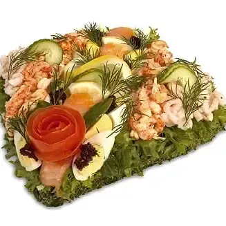 Smörgåstårta lyx dekorerad med räkor, kräftstjärtar, kallrökt lax, gurkskivor, citronskivor, äggklyftor, svart caviar, dill, tomatros, grönsallad.