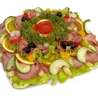 Smörgåstårta dekorerad med rostbiff, apelsinskivor, gurkskivor, syltlök,grönsallad, gul paprika och en tomatros.