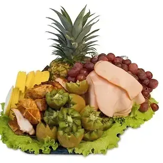 Fågelplanka med grillad kyckling, kycklingfilè, rökt kalkon, ananas, melon, kiwi, passionsfrukt, vindruvor, physalis samt potatissallad eller potatisgratäng