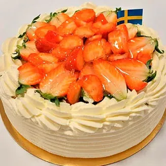 Sockerkaksbotten, jordgubbssylt, vaniljkräm, grädde, jordgubbar.