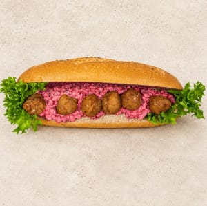 Baguette med rödbetsallad, köttbullar och sallad.