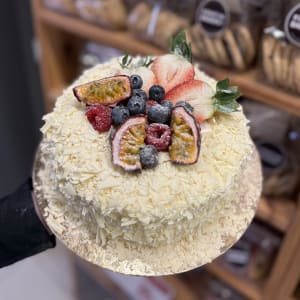 Frukttårta med vit krossad choklad. Dekoreras med färska bär