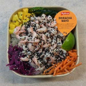 Pokébowl med glasnudlar, räkor och grönsaker.