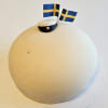 Studenttårta i ljus marsipan med flaggor och studentmössa