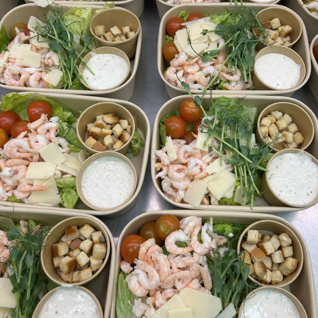 Flera sallader med räkor ,sallad räkor, varberg sallad, sallad varberg, caesarsallad varberg
