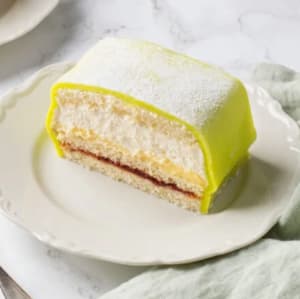 Vår klassiker med hemkokt vaniljkräm och nybakade bottnar täckt av tunn grön marsipan.