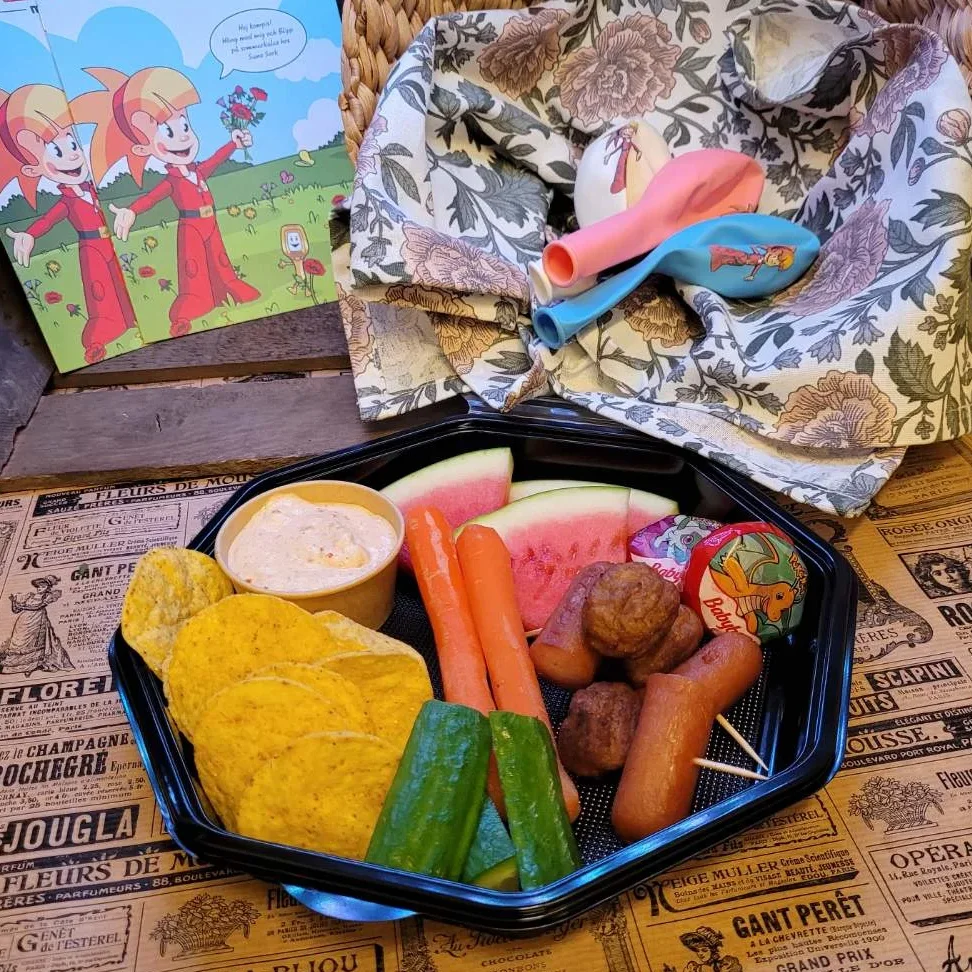 Stekt korv och köttbullar varvar på spett tillsammans med minimorötter, gurkstavar, vattenmelonskivor, babybelostar och nachochips med dipp!