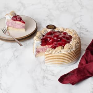 Två sockerkaksbottnar samsas mellan ett generöst lager av hallongrädde. På toppen ett berg av fräscha hallon. Kanten täcks av härligt seg Italiensk maräng.