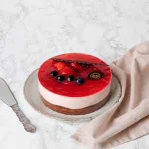 Moussetårta med jordgubbsgelé på toppen.